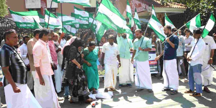 വാളയാർ കേസ് :സിബിഐ യുടെ കോലത്തിൽ ചെരിപ്പൂരി അടിച്ചു നാഷണൽ ജനതാദൾ വനിതാ പ്രവർത്തകർ.