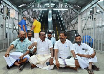 എസ്കലേറ്റർ അടച്ചുപൂട്ടിയതിനെതിരേ  കുത്തിയിരിപ്പുസമരം