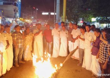 ചൂട്ട് കത്തിച്ച് പ്രതിഷേധിച്ചു