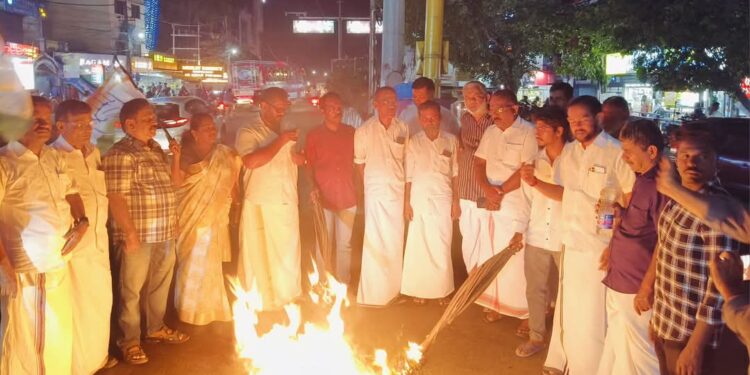 ചൂട്ട് കത്തിച്ച് പ്രതിഷേധിച്ചു