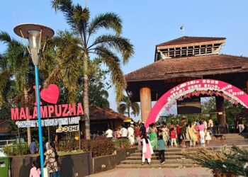 മലമ്പുഴ ഉദ്യാന കവാടത്തിനു മുകളിലെ ഓട് ഇളകി വീണു.