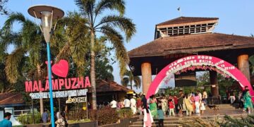 മലമ്പുഴ ഉദ്യാന കവാടത്തിനു മുകളിലെ ഓട് ഇളകി വീണു.