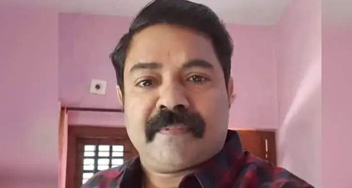 ജിംനേഷ്യത്തില്‍ വ്യായാമത്തിനിടെ അന്‍പത്തിയേഴുകാരന്‍ കുഴഞ്ഞുവീണ് മരിച്ചു.