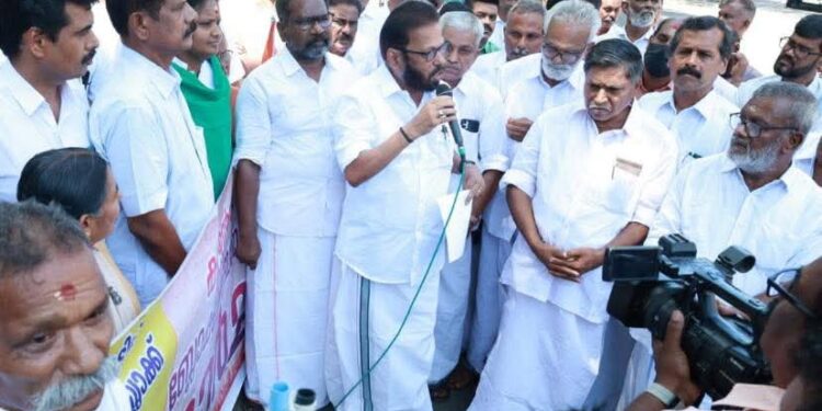 മുക്കുപണ്ടം പണയ തട്ടിപ്പ് കേസിലെ പ്രതിയായ ബ്ലോക്ക് പഞ്ചായത്തംഗം രാജി വയ്ക്കണം