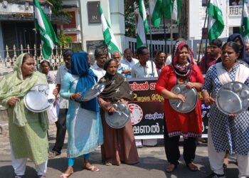 നഗരസഭക്കെതിരെ പാത്രം കൊട്ടി സമരവുമായി നാഷണൽ ജനതാദൾ മാർച്ച്
