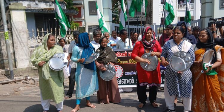 നഗരസഭക്കെതിരെ പാത്രം കൊട്ടി സമരവുമായി നാഷണൽ ജനതാദൾ മാർച്ച്