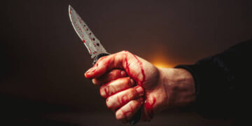 അതിര്‍ത്തി തര്‍ക്കം;  അച്ഛനും മകനും വെട്ടേറ്റു