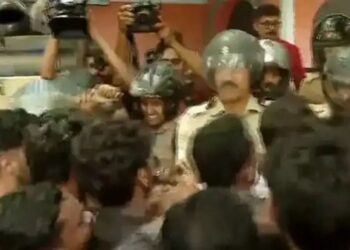 കെ.എസ്.യു. മാര്‍ച്ചില്‍ സംഘര്‍ഷം; പ്രവര്‍ത്തകരെ പോലീസ് കസ്റ്റഡിയിലെടുത്തു