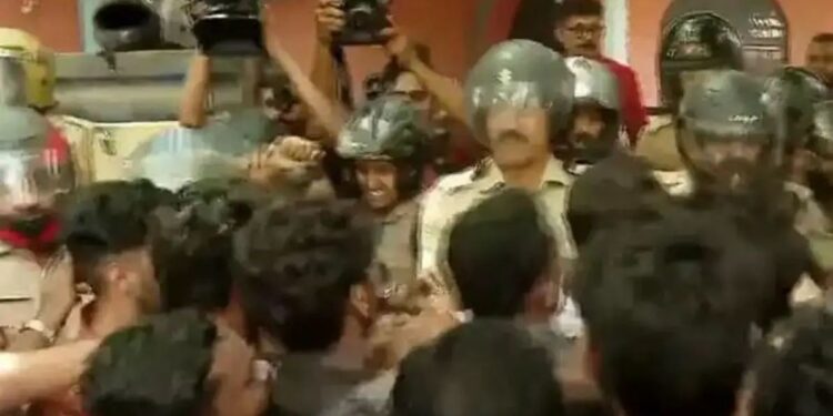 കെ.എസ്.യു. മാര്‍ച്ചില്‍ സംഘര്‍ഷം; പ്രവര്‍ത്തകരെ പോലീസ് കസ്റ്റഡിയിലെടുത്തു