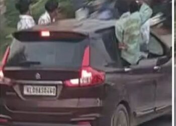 ദേശീയ പാതയില്‍ വെച്ച്‌ റോഡിലൂടെ യുവാക്കളുടെ അപകടകരമായ യാത്ര പ്രതികൾ പിടിയിൽ