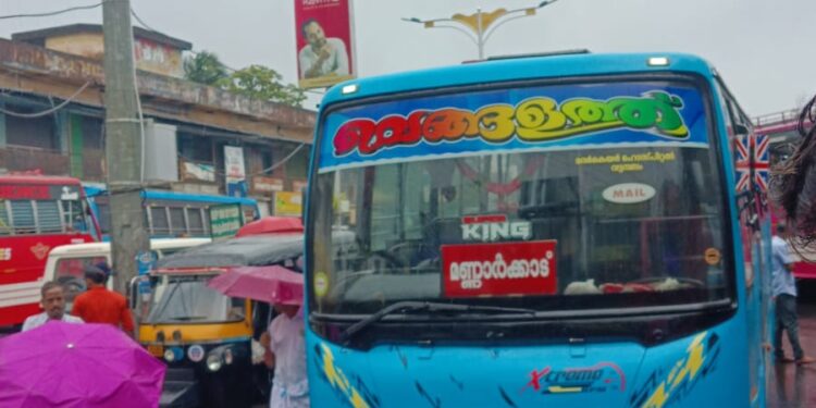 ബസിന്റെ ഡോർ ശരീരത്തിൽ തട്ടി അപകടം; മണ്ണാർക്കാട് എംപ്ലോയ്മെൻറ് ഓഫീസർ മരിച്ചു