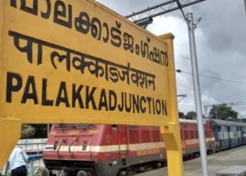ഒലവക്കോട് റെയിൽവെ സ്റ്റേഷനിൽ യുവാവ് ട്രെയിനിന് മുന്നിലേക്ക് വീണ് പരിക്ക്
