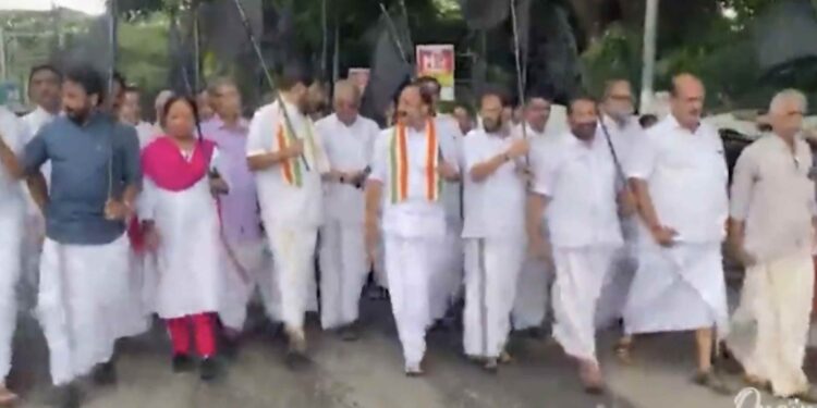 വൻ സാമ്ബത്തിക പ്രതിസന്ധി, കരിദിനം ആചരിച്ച് യുഡിഎഫ്