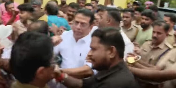 കോട്ടായിയിൽ വൻ സംഘർഷാവസ്ഥ.കോൺഗ്രസ് ഓഫീസ് ചുവപ്പ് പെയിന്റ് അടിക്കാനുള്ള ശ്രമം പൊലീസ് തടഞ്ഞു.