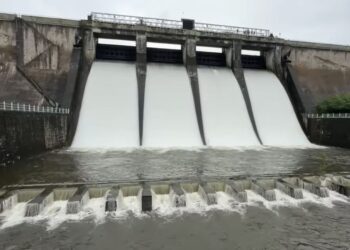 മലമ്പുഴ ഡാം തുറന്നു,  പുഴയുടെ തീരങ്ങളിൽ താമസിക്കുന്നവർ ജാഗ്രത പാലിക്കണം