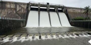മലമ്പുഴ ഡാം തുറന്നു,  പുഴയുടെ തീരങ്ങളിൽ താമസിക്കുന്നവർ ജാഗ്രത പാലിക്കണം