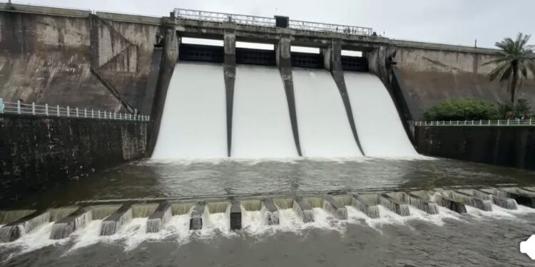 മലമ്പുഴ ഡാം തുറന്നു,  പുഴയുടെ തീരങ്ങളിൽ താമസിക്കുന്നവർ ജാഗ്രത പാലിക്കണം