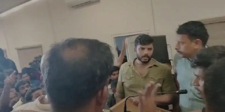 ഒൻപതാം ക്ലാസുകാരി തൂങ്ങി മരിച്ച സംഭവം; സ്കൂളിലേക്ക് നടത്തിയ മാർച്ചിൽ സംഘർഷം