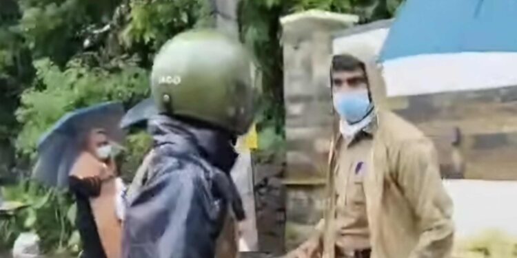 കണ്ടൈൻമെന്റ് സോണിൽ നിന്ന് പുറത്തു കടക്കാൻ ശ്രമിച്ചയാൾക്ക് പൊലീസിന്റെ മർദ്ദനം