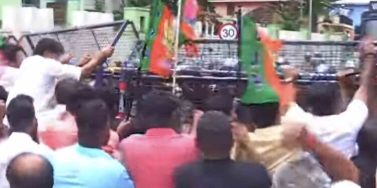 വിദ്യാർഥി ഷോക്കേറ്റ് മരിച്ച സംഭവം ; Palakkad വൈദ്യുത മന്ത്രിയുടെ ഓഫീസിലേക്ക് BJP മാർച്ച്