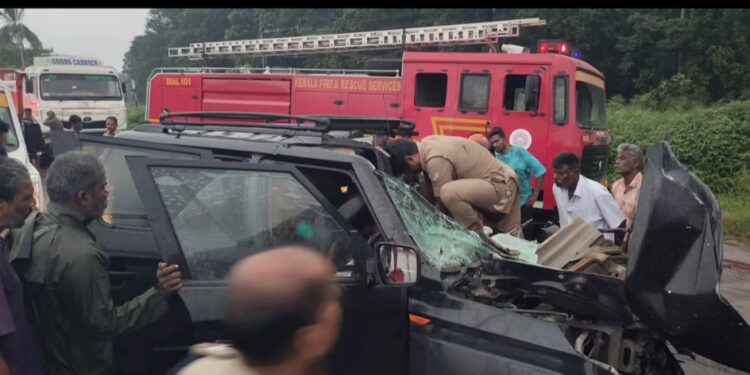 വാളയാറിൽ വാഹനാപകടം.രണ്ട് തമിഴ്നാട് സ്വദേശികൾ മരിച്ചുഒരാളുടെ നില ഗുരുതരം.