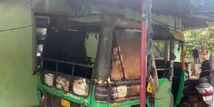 മകളെ ശല്യം ചെയ്തത് അച്ഛൻ ചോദ്യം ചെയ്തുതു; പ്രതികാരമായി പിതാവിന്റെ ഓട്ടോ കത്തിച്ചു