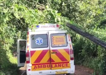 ആംബുലന്‍സിന് മുകളിലേക്ക് വൈദ്യുതി തൂണ്‍ പൊട്ടിവീണു, യാത്രക്കാർ രക്ഷപ്പെട്ടത് തലനാരിഴയ്ക്ക്