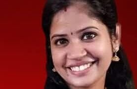 കഞ്ചിക്കോട് അ‍ജ്ഞാത വാഹനം ഇടിച്ചു; അധ്യാപികയ്ക്ക് ദാരുണാന്ത്യം, കൈ വേർപെട്ടു