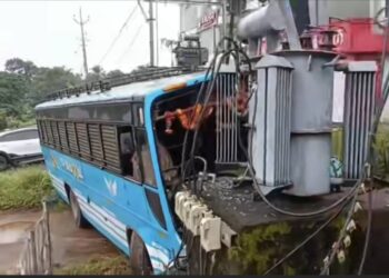 ബസ് നിയന്ത്രണം വിട്ട് ട്രാൻസ്ഫോർമറിലേക്ക് ഇടിച്ച് അപകടം, ഒഴിവായത് വൻ ദുരന്തം