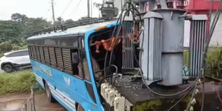 ബസ് നിയന്ത്രണം വിട്ട് ട്രാൻസ്ഫോർമറിലേക്ക് ഇടിച്ച് അപകടം, ഒഴിവായത് വൻ ദുരന്തം