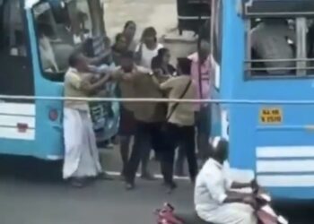 സമയത്തെച്ചൊല്ലി തര്‍ക്കം: ബസ്സ് ജീവനക്കാര്‍ നടുറോഡില്‍ കൂട്ടത്തല്ല്