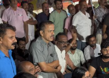 ഷാഫി പറമ്പിൽ എതിരെ ആരോപണത്തിൽ പ്രതിഷേധിച്ചു കോൺഗ്രസ് റോഡ് ഉപരോധിച്ചു