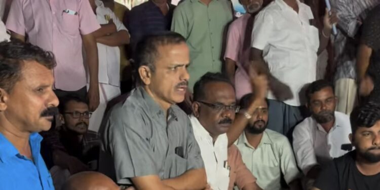 ഷാഫി പറമ്പിൽ എതിരെ ആരോപണത്തിൽ പ്രതിഷേധിച്ചു കോൺഗ്രസ് റോഡ് ഉപരോധിച്ചു