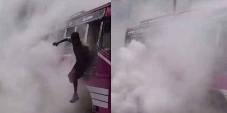 ഓടുന്ന ബസില്‍ നിന്ന് പുക; യാത്രക്കാർ  ചാടി രക്ഷപ്പെട്ടു,