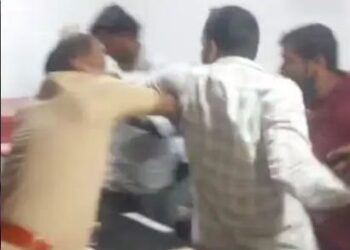 റോഡ് പണി വൈകി. അട്ടപ്പാടി റോഡ് കരാർ കമ്പനി ഓഫീസ്  അടിച്ച് തകർത്ത് യൂത്ത് ലീഗ്.