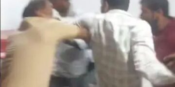 റോഡ് പണി വൈകി. അട്ടപ്പാടി റോഡ് കരാർ കമ്പനി ഓഫീസ്  അടിച്ച് തകർത്ത് യൂത്ത് ലീഗ്.