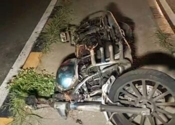 വാഹനാപകടം. ബൈക്ക് കത്തി നശിച്ചു: മൂന്ന് പേർക്ക് പരിക്ക്