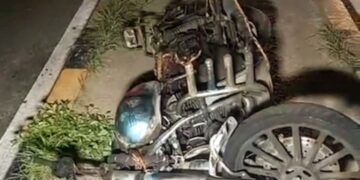 വാഹനാപകടം. ബൈക്ക് കത്തി നശിച്ചു: മൂന്ന് പേർക്ക് പരിക്ക്