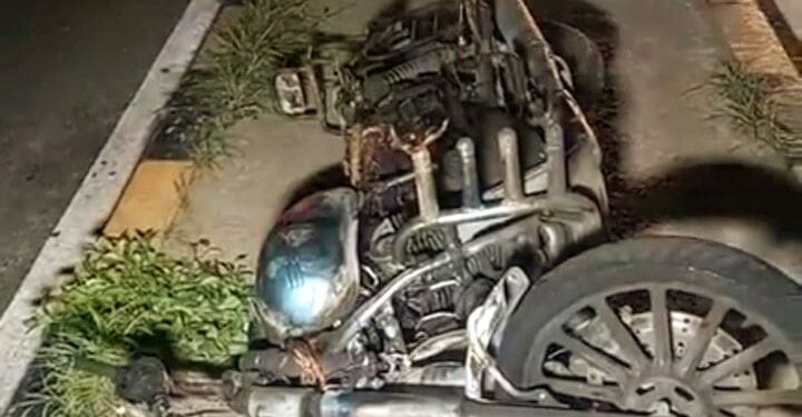 വാഹനാപകടം. ബൈക്ക് കത്തി നശിച്ചു: മൂന്ന് പേർക്ക് പരിക്ക്