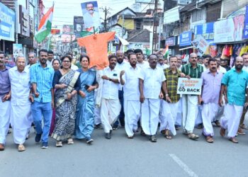 കേന്ദ്ര സഹമന്ത്രി സുരേഷ് ഗോപിയുടെ കോലം കത്തിച്ചു