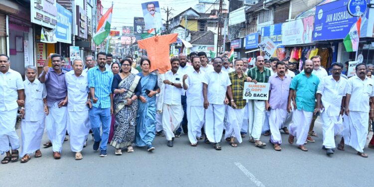 കേന്ദ്ര സഹമന്ത്രി സുരേഷ് ഗോപിയുടെ കോലം കത്തിച്ചു