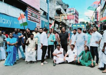 ഷാഫി പറമ്പിലിനെ മർദ്ദിച്ച പോലീസ് നരനായാട്ടിനെതിരെ കോൺഗ്രസ് സമരം