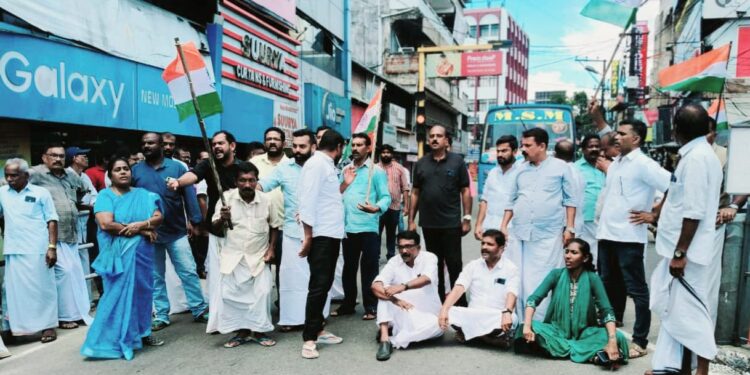 ഷാഫി പറമ്പിലിനെ മർദ്ദിച്ച പോലീസ് നരനായാട്ടിനെതിരെ കോൺഗ്രസ് സമരം