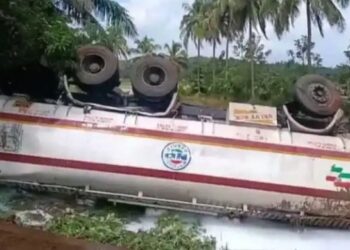 രാസവസ്തുവുമായി പോയ ടാങ്കര്‍ ലോറി മറിഞ്ഞു; ജനങ്ങള്‍ക്ക് ജാഗ്രതാ നിര്‍ദേശം