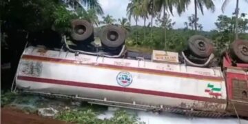 രാസവസ്തുവുമായി പോയ ടാങ്കര്‍ ലോറി മറിഞ്ഞു; ജനങ്ങള്‍ക്ക് ജാഗ്രതാ നിര്‍ദേശം