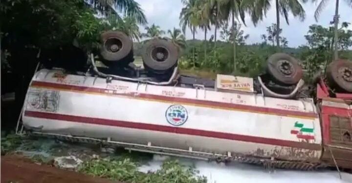 രാസവസ്തുവുമായി പോയ ടാങ്കര്‍ ലോറി മറിഞ്ഞു; ജനങ്ങള്‍ക്ക് ജാഗ്രതാ നിര്‍ദേശം