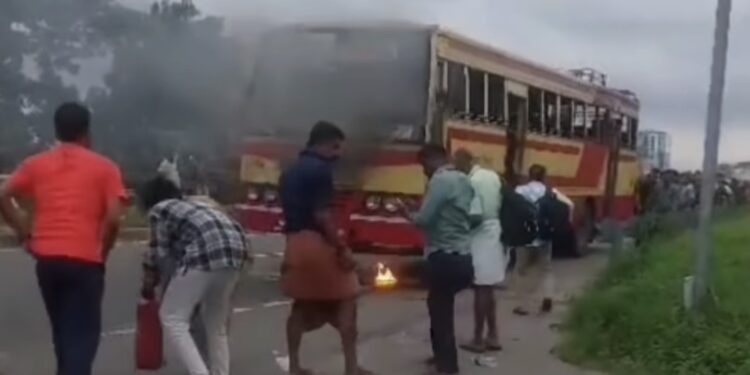 ഓടിക്കൊണ്ടിരിക്കെ കെഎസ്ആർടിസി ബസ്സിന് തീ പിടിച്ചു.