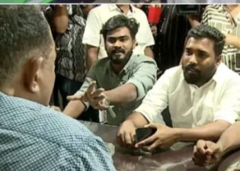 ജില്ലാ ട്രാൻസ് പോർട്ട് ഓഫീസറെ ഡിവൈഎഫ്ഐ നേതാക്കൾ ഉപരോധിച്ചു