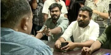 ജില്ലാ ട്രാൻസ് പോർട്ട് ഓഫീസറെ ഡിവൈഎഫ്ഐ നേതാക്കൾ ഉപരോധിച്ചു
