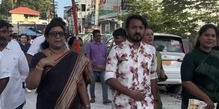 റോഡ് ഉദ്ഘാടന ചടങ്ങില്‍ രാഹുല്‍ മാങ്കൂട്ടത്തിലിനൊപ്പം പങ്കെടുത്ത് നഗരസഭ ചെയര്‍പേഴ്സണും